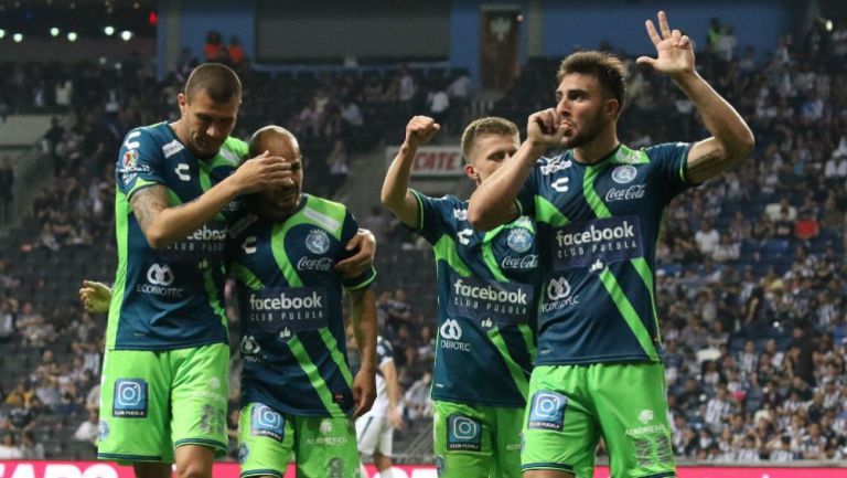 Jugadores de Puebla festejan un gol contra Monterrey