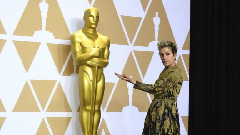 Frances McDormand posa junta una estatua del Oscar 