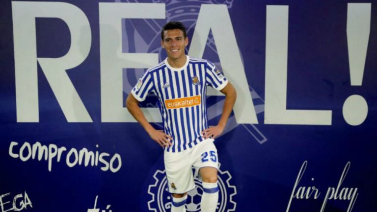 Héctor Moreno posa con la indumentaria de la Real Sociedad