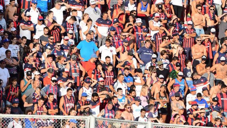 Aficionados de San Lorenzo apoyan en un partido 