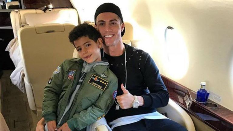 Cristiano Ronaldo junto a su hijo previo a un viaje 