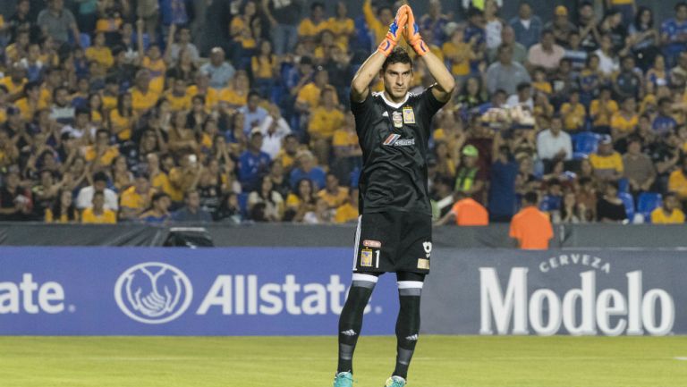 Nahuel Guzmán agradece al público en el Estadio Universitario 