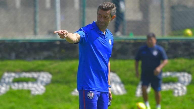 Pedro Caixinha dirige una práctica del Cruz Azul