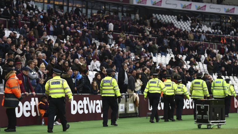 Afición muestra su enojo en el partido del West Ham 