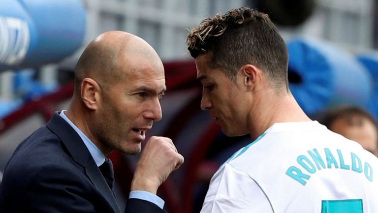 Zidane da indicaciones a Cristiano Ronaldo en el Eibar vs Real Madrid