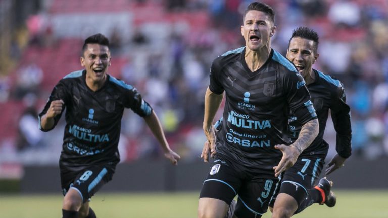 Jugadores de Querétaro celebran un gol con Stum