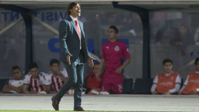Almeyda da indicaciones durante el juego de Chivas contra Lobos