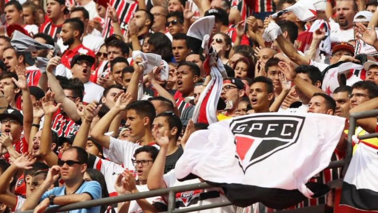 Aficionados de Sao Paulo alientan al equipo