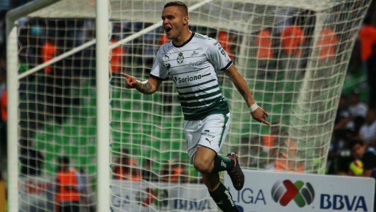 Jonathan Rodriguez festeja gol contra Rayados