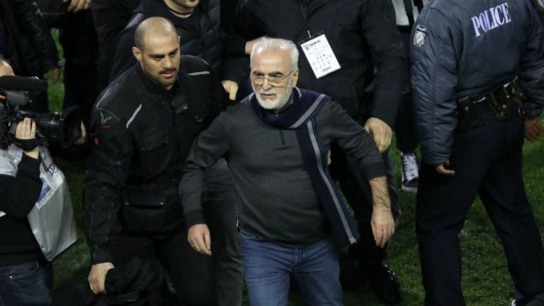 Savvidis, presidente del PAOK abandona la cancha escoltado 