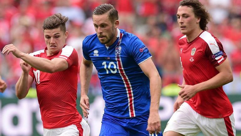Sigursson lucha por el balón durante la Euro 2016