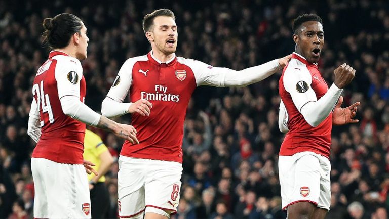 Welbeck celebra gol del Arsenal contra Milan 