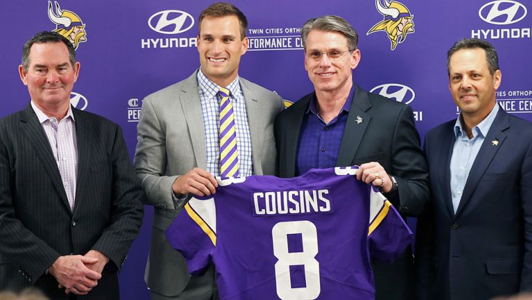 Cousins posa a los directivos de Vikings con su nuevo jersey