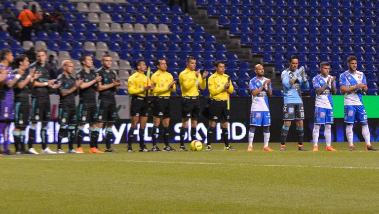 Jugadores de Santos y Puebla aplauden previo al partido