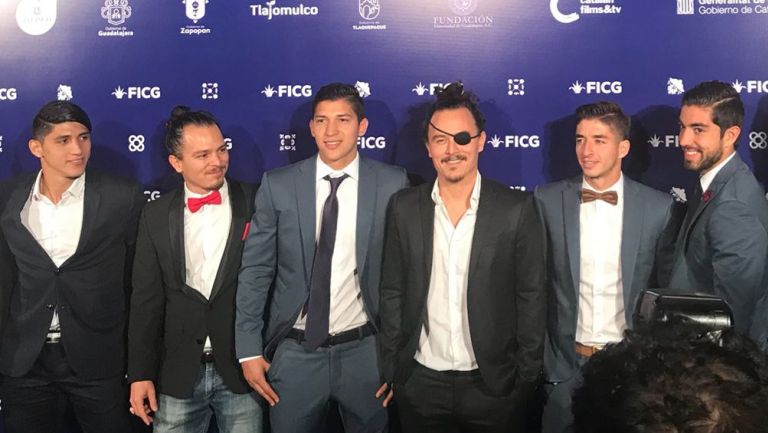 Jugadores de Chivas en la alfombra roja para presentar su película
