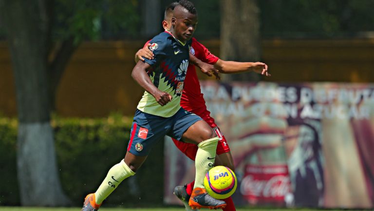 Darwin Quintero conduce el esférico en el juego contra Toluca Sub 20