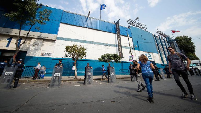 Los granaderos a las afueras del Estadio Azul