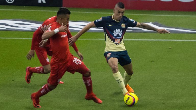 Uribe conduce un balón en el juego vs Toluca