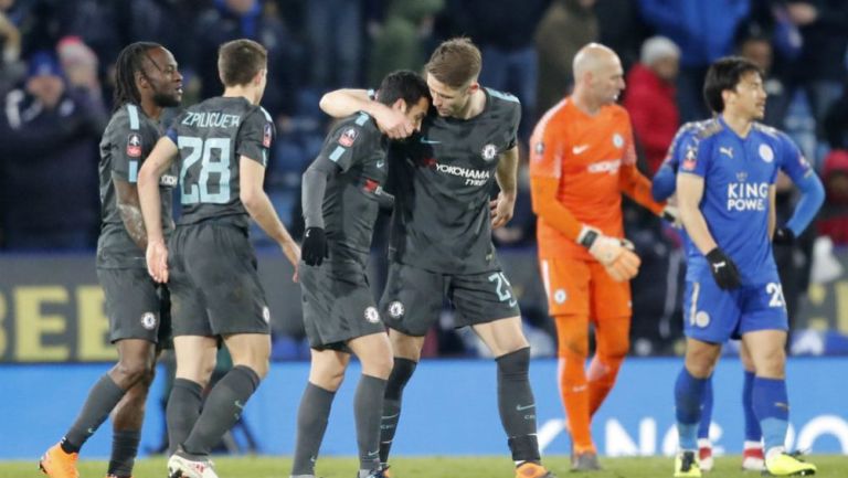 Pedro festeja con sus compañeros su gol contra el Leicester