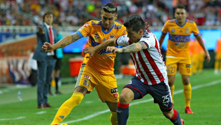 Ismael Sosa y Michael Pérez disputan un balón en el Chivas vs Tigres