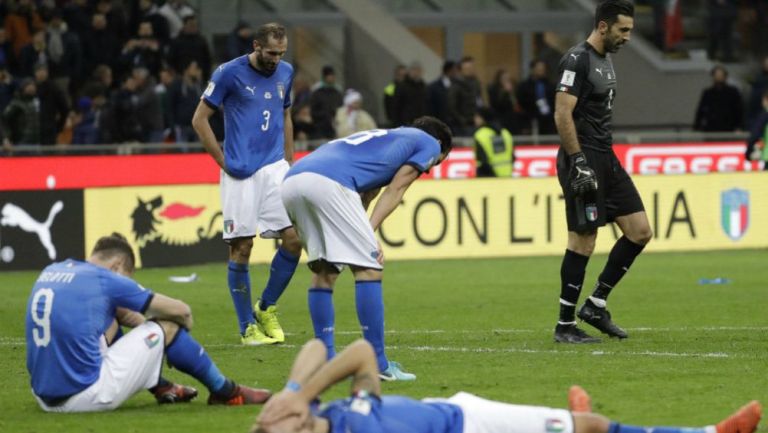 Jugadores italianos se lamentan al ser eliminados del Mundial