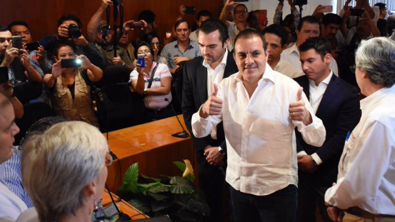 Blanco alza los pulgares como signo de saludo al registrarse como gobernador de Morelos 