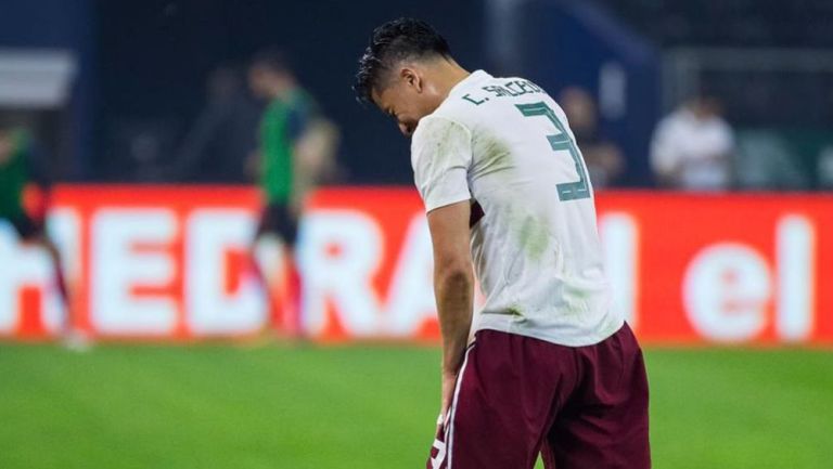 Carlos Salcedo se duele del hombro durante el partido vs Croacia