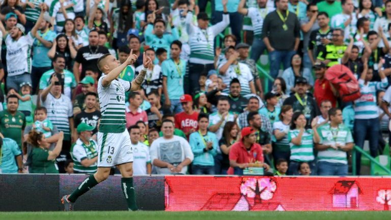 Jonathan Rodríguez festeja gol contra Rayados