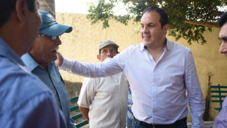Cuauhtémoc Blanco habla con pobladores de Cuernavaca