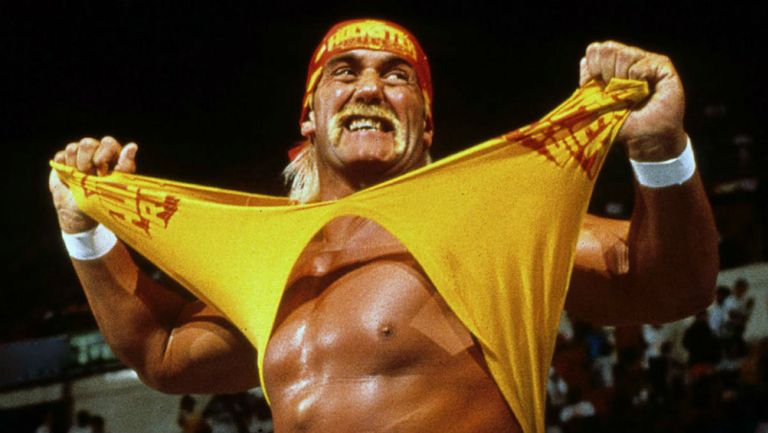 Hulk Hogan se quita playera en WWE