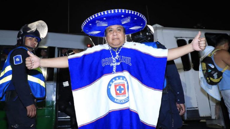Seguidor de Cruz Azul, a las afueras del Estadio Azteca