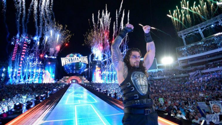 Roman Reigns alza los brazos al salir victorioso frente a The Undertaker 