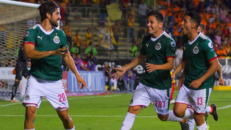 Jugadores de Chivas celebran un gol de Pizarro 