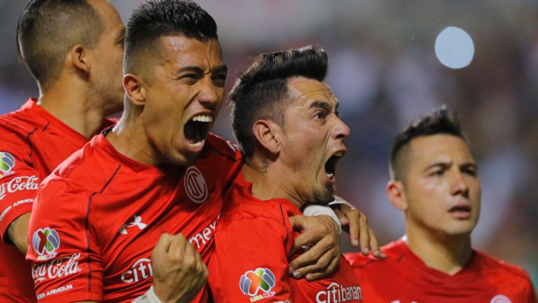 Uribe celebra con Sambueza, tras igualar contra Zacatepec
