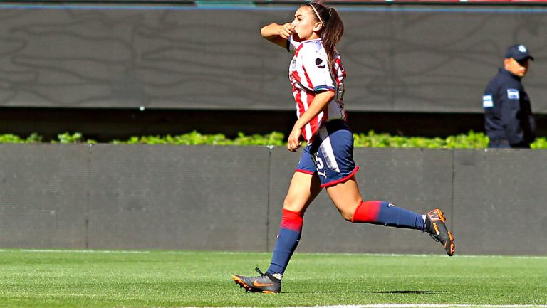 Kristal Soto de Chivas femenil festeja gol contra León