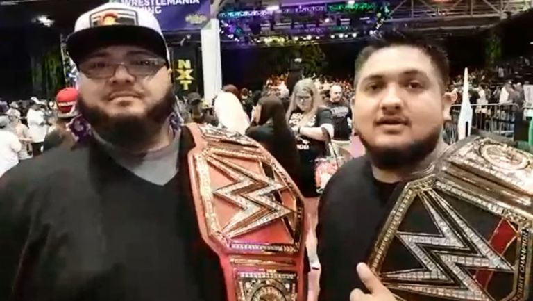 Aficionados mexicanos presumen sus cinturones de la WWE
