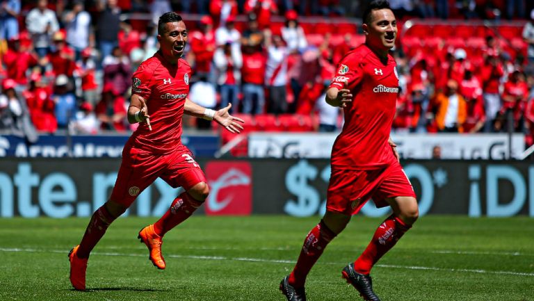 Fernando Uribe y Antonio Ríos en festejan gol con Toluca