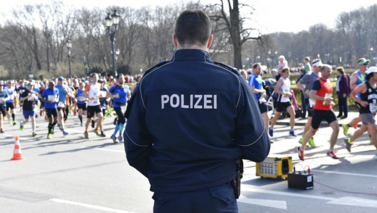 Policía vigila durante el Medio Maratón de Berlín