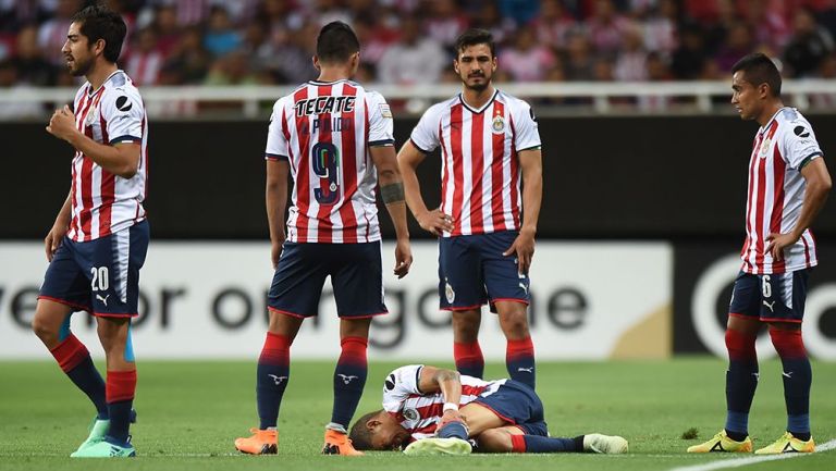 Jugadores de Chivas muestra descontento en juego 