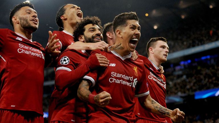 Jugadores de Liverpool festejan gol contra el City