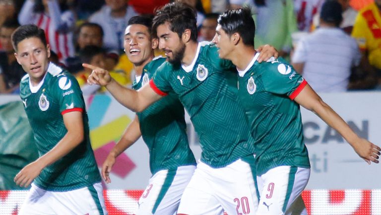 Jugadores de Chivas celebran un gol en Liga