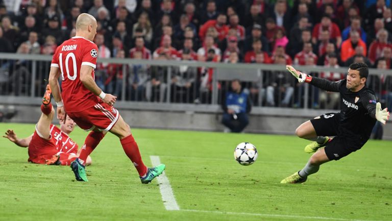 Arjen Robben intenta superar al portero del Sevilla