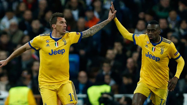 Mandzukic y Matuidi chocan las manos tras un gol de Juventus