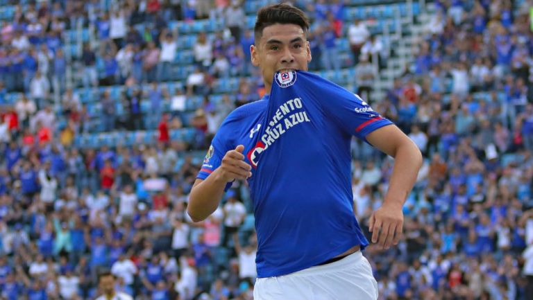 Felipe Mora festeja gol en el Estadio Azul