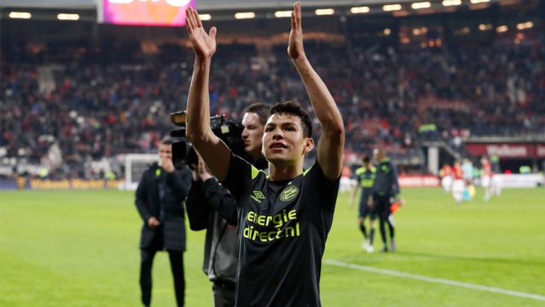 Lozano celebra una anotación con el PSV 