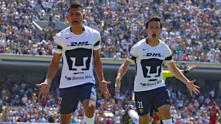 Jesús Gallardo y el Cubo Torres festejan tras anotar un gol
