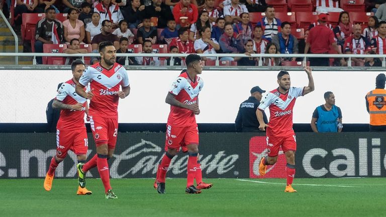 Jugadores de Veracruz celebran un gol frente a Chivas