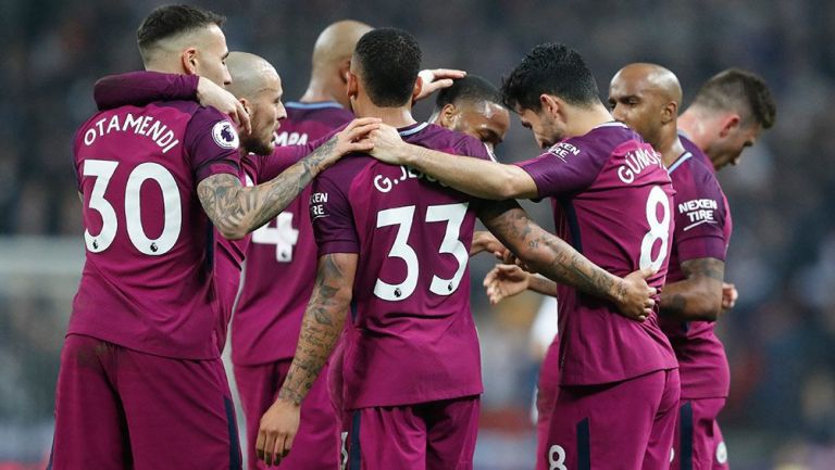 Los jugadores del Manchester City celebran un gol