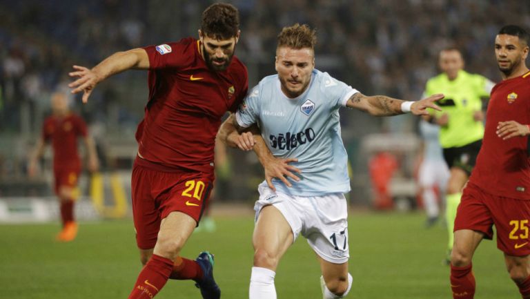 Fazio y Ciro en disputa del balón en el duelo de Roma vs Lazio