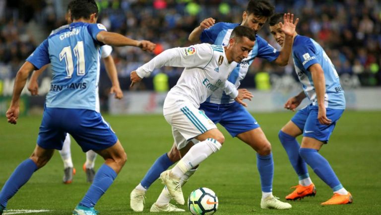 Lucas Vázquez intenta quitarse la marca de tres jugadores del Málaga